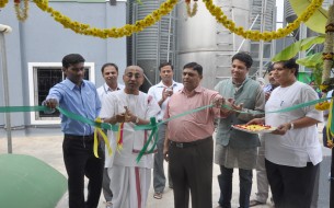 Akshaya Patra Vice-Chairman Chanchalapathi Dasa cuts the ribbon at the VK Hill solar plant inauguration